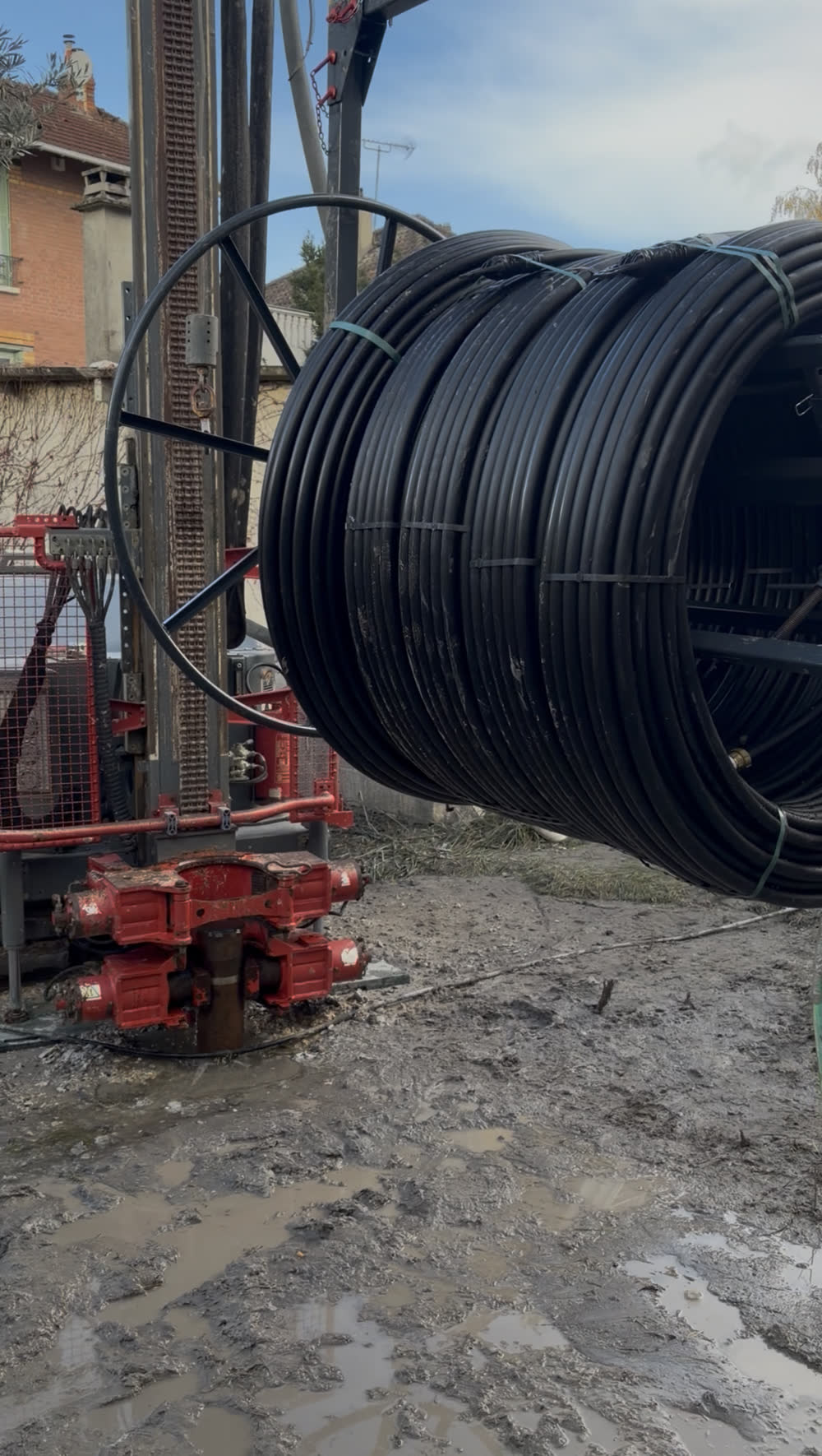 Tube PE enroulé sur un chantier de forage F.F.G, en cours d'installation d'une sonde géothermique